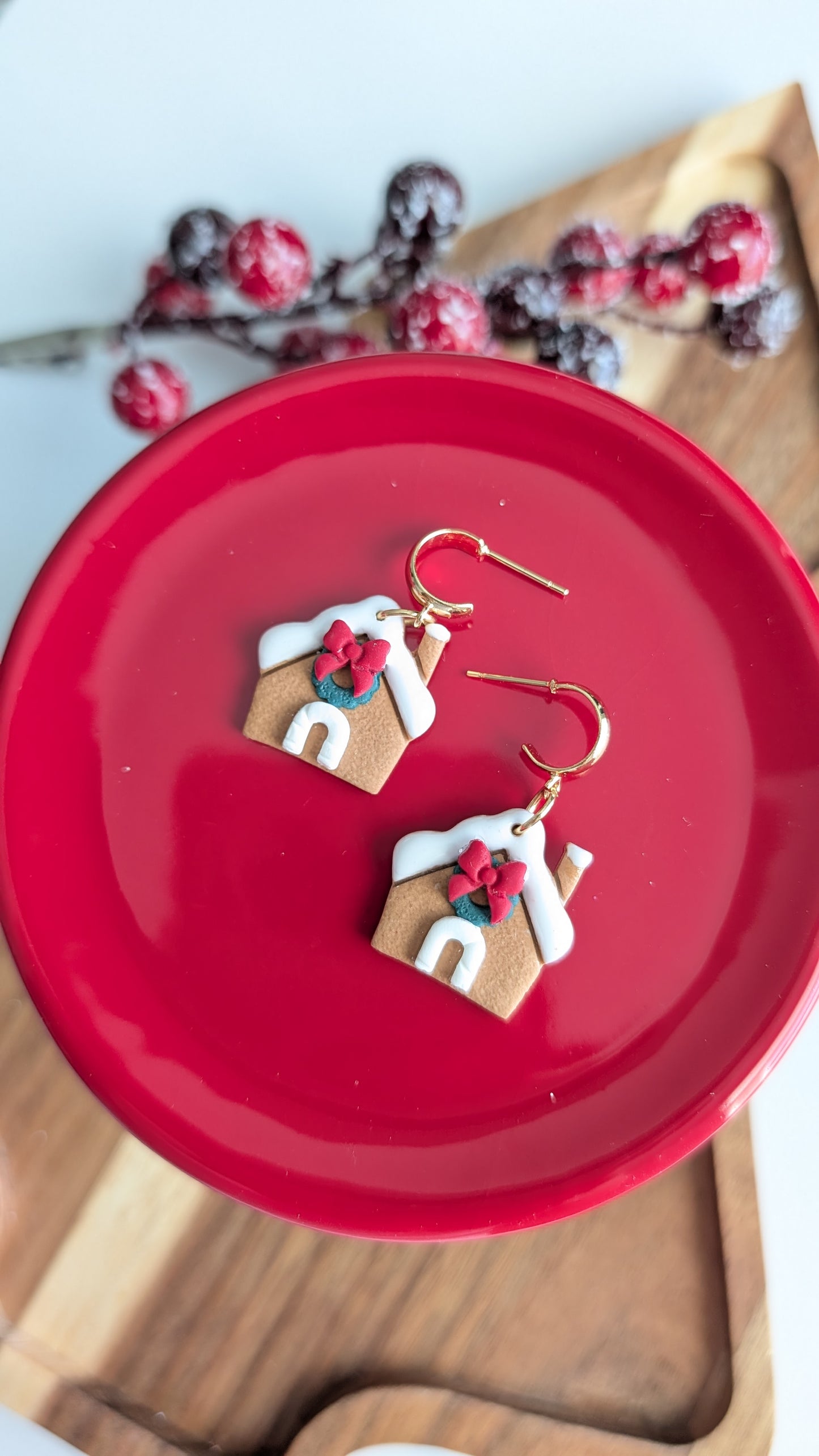 RIBBON & WREATH GINGERBREAD HOUSE