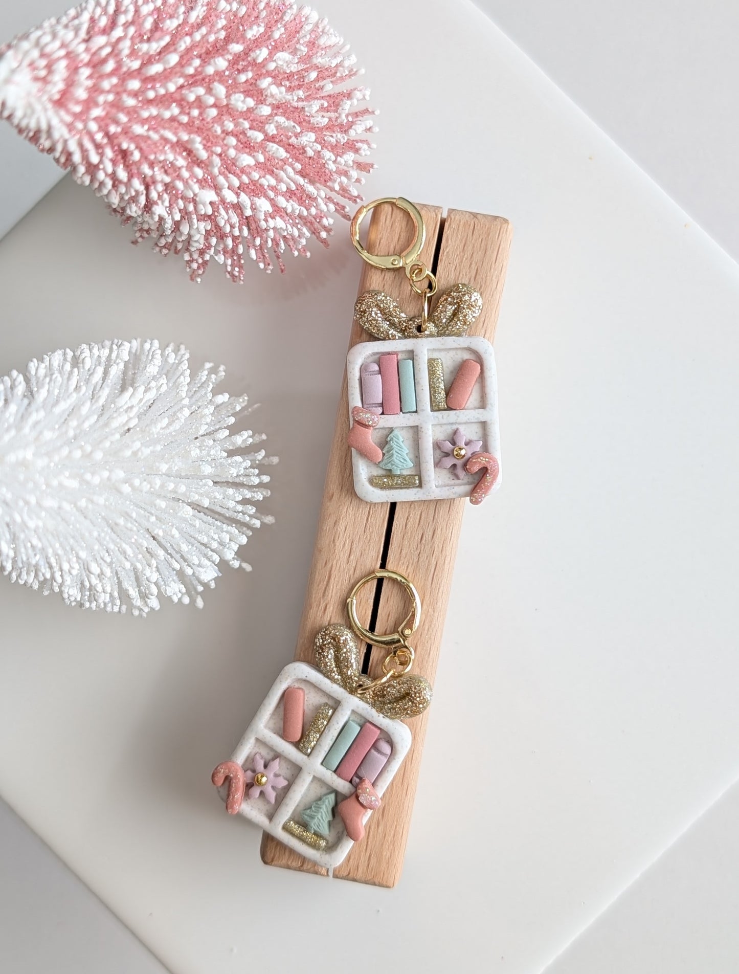 CHRISTMAS GIFT BOOKSHELF