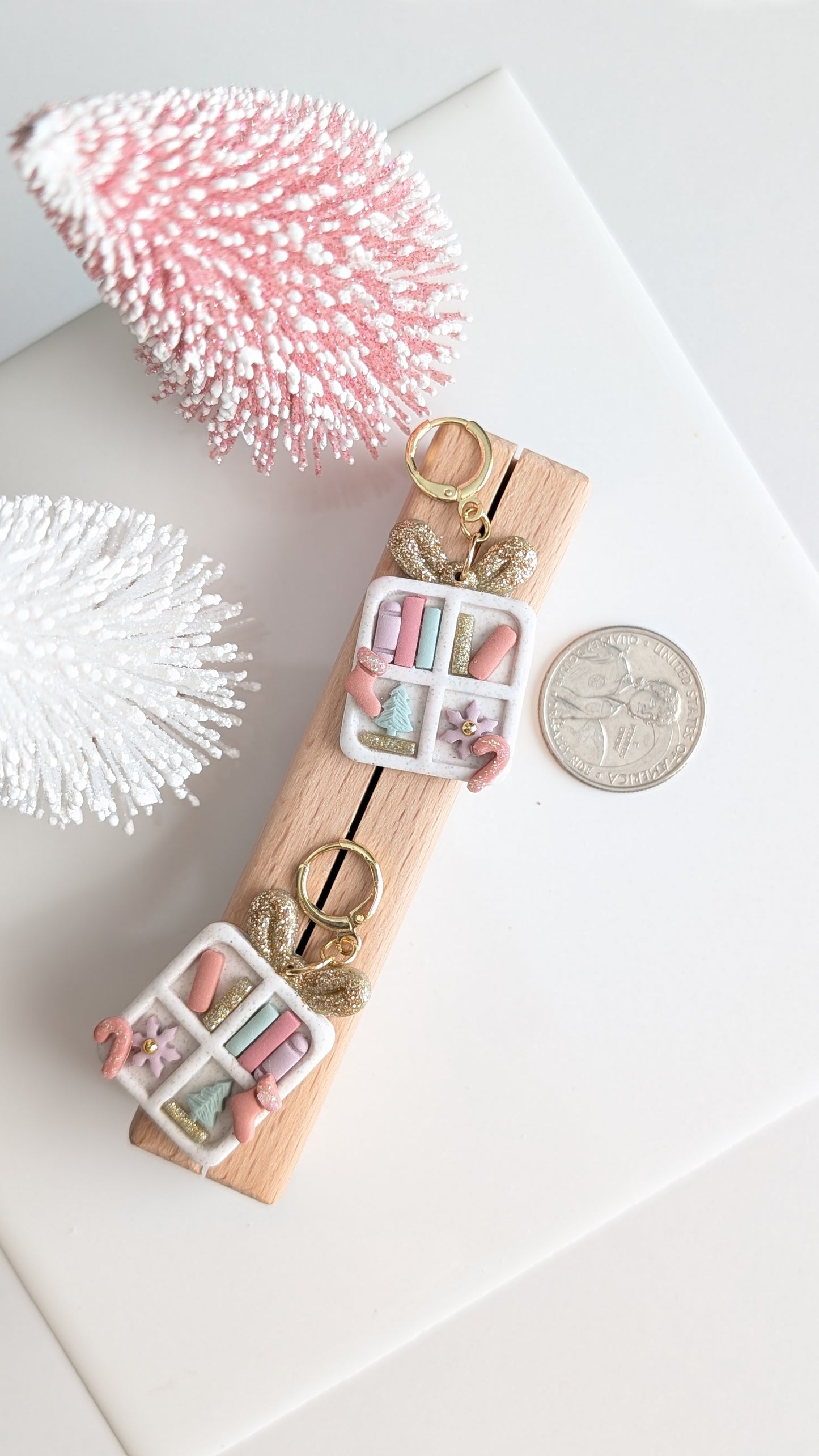 CHRISTMAS GIFT BOOKSHELF