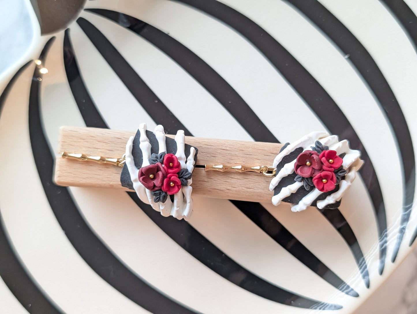 VALENTINA BOOK & ROSES DANGLES